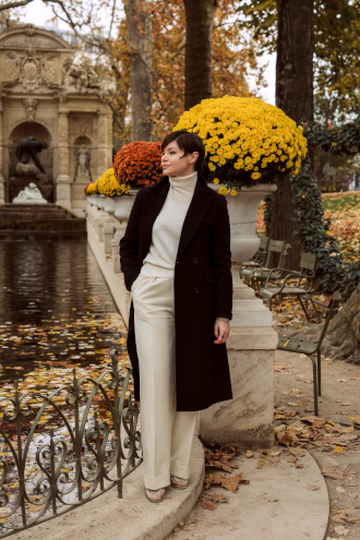 Laëtitia Hedde dans un ensemble crème et noir