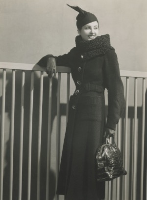 Miniature de Martine PEYRE en tailleur